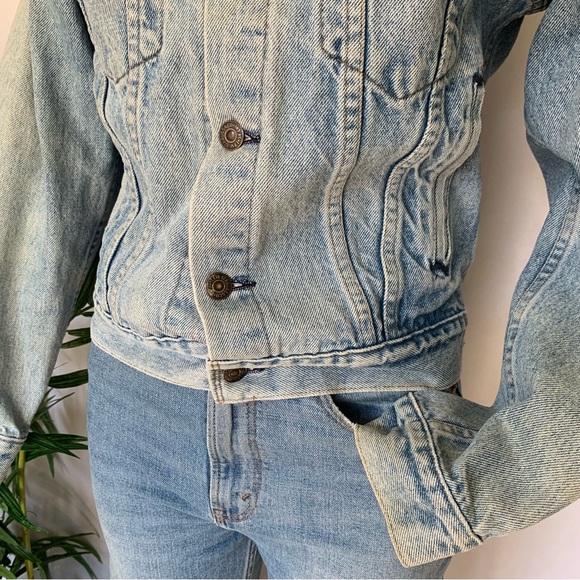 v i n t a g e :: Levis Denim Jacket Distressed Light Wash - Picture 9 of 15